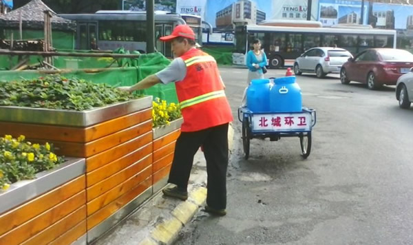 工作人员对花箱进行清洗