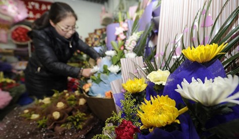 花店的工作人员在整理菊花花束