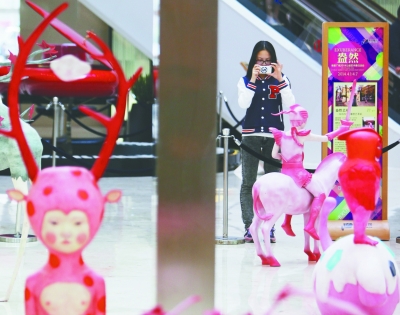 “盎然艺境”现代雕塑展亮相南京某购物广场