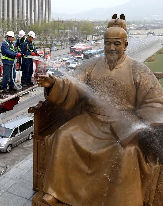 清洗世宗大王铜像