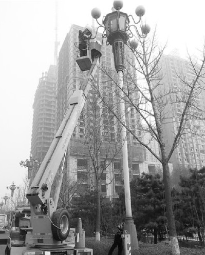 工作人员正在擦拭中华灯