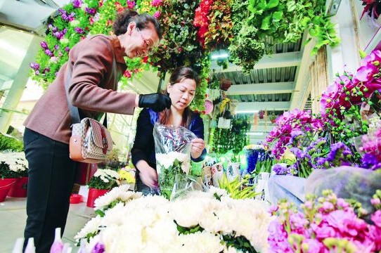 一位市民在园艺花卉中心选购鲜花，以祭祀逝去的亲人。