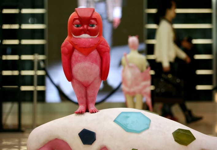 南京商场展“童话”雕塑 造型“怪异”惹人眼