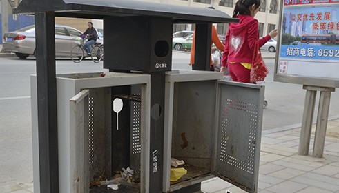 多功能垃圾桶的内部完全与外部相标识的完全不同