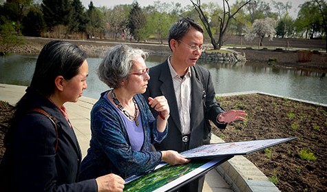 加拿大设计师马拉卡现场指导花卉园建设