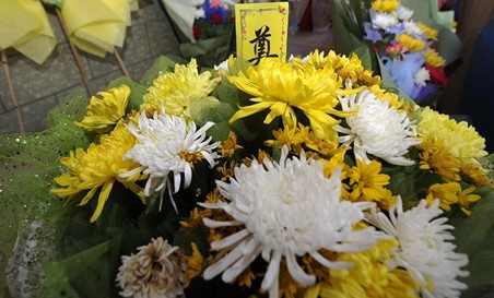 宁夏银川市鲜花一条街上一家花店外摆放的菊花花束