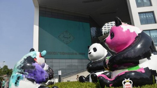 彩版大熊猫雕塑