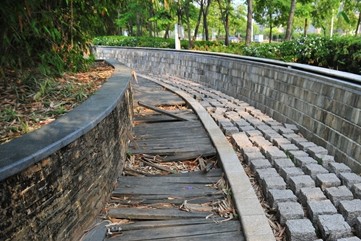 公园内木栈道朽坏严重，多处是人为破坏的结果。