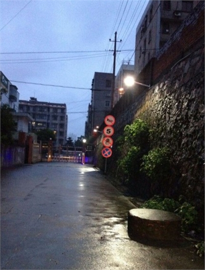 湘潭三角坪社区为“摸黑”小区装路灯（图）