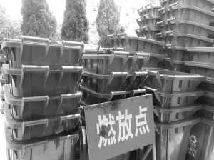 崭新的分类垃圾桶