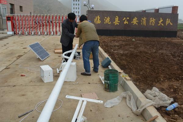 工作人员正在对太阳能路灯进行安装