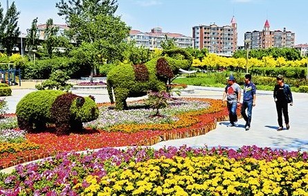 一组妙趣横生的卡通动物绿色雕塑近日亮相南翠屏公园