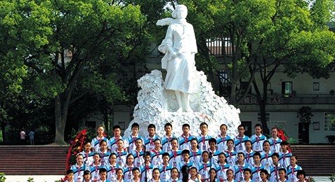 全体师生齐聚在广场上举行揭幕仪式