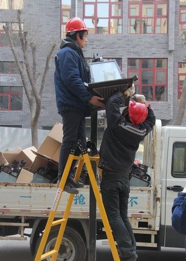 路灯处工作人员对全市路灯进行更换改造