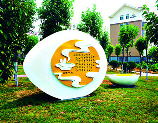 造型逼真的“缠丝鸭蛋”雕塑亮相鹤壁市游园