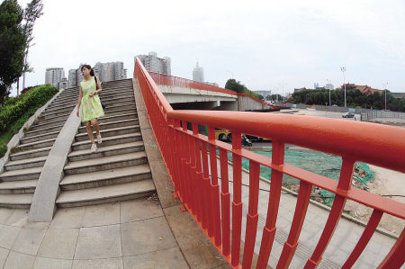 湖南长沙6座桥梁护栏换上彩妆 确保防锈防旧