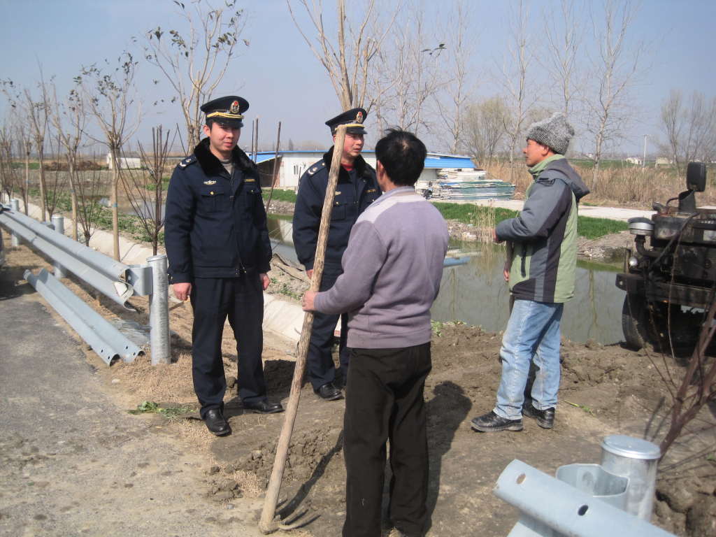 江苏村民私拆护栏设道 路政现场责令恢复原状