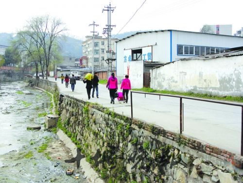 湖北十堰市200米护栏损坏大半 存在安全隐患