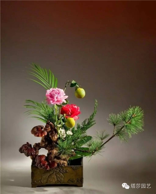 插花艺术 插花欣赏 正文 东方式插花和东方绘画艺术一样,以自然