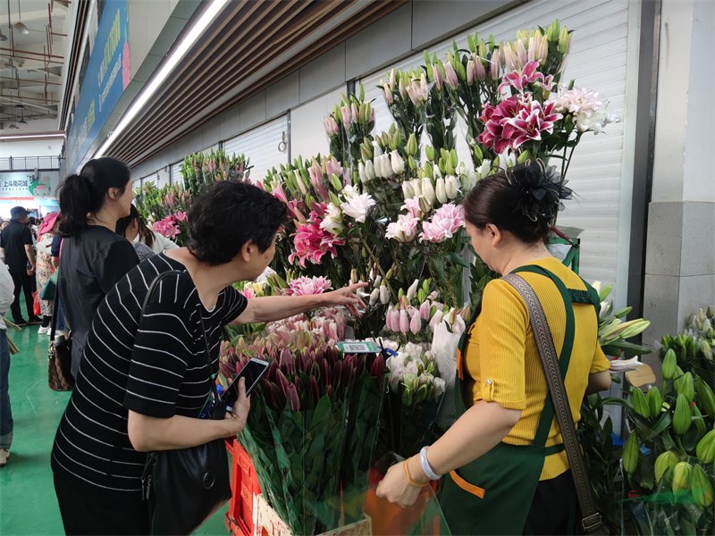 游客在花市选购百合切花.jpg