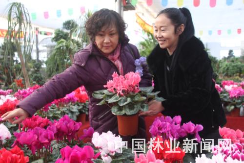塔娜(右)正在帮助客户选花。