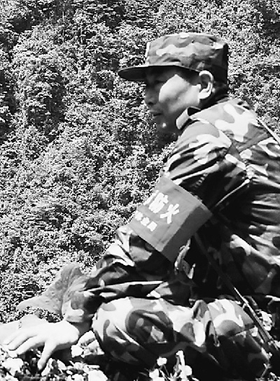 郑皆斌在巡山护林途中。