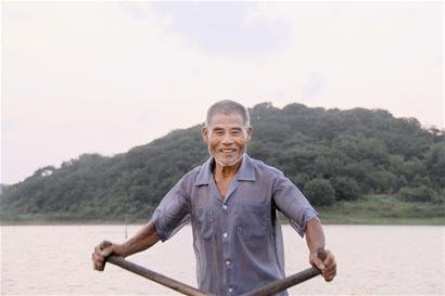武汉一69岁老汉荒山植树13年 绿满林引白鹭无数