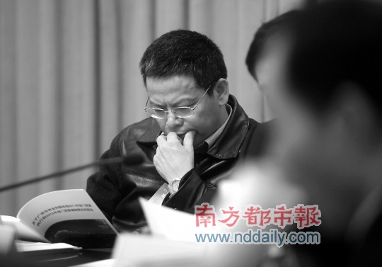 人大代表在看广州市林业和园林局预算报告