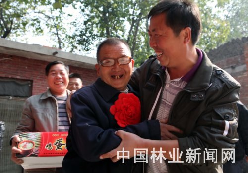 10月25日,博爱林场的领导和同事们一起将孙加成送回他位于金城乡南庄村的家里