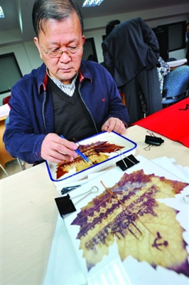 苏州:小区艺术家在树叶上雕刻“家在苏州”
