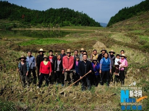 10月17日,杨大可和他雇佣的农民在重庆市云阳县高阳镇新开辟的种植基地上合影