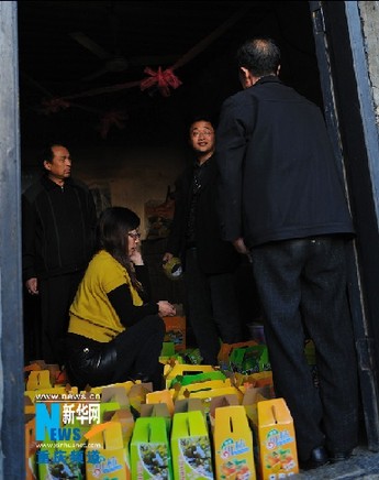 10月17日,杨大可在种植户家中商量甜柿包装和销路