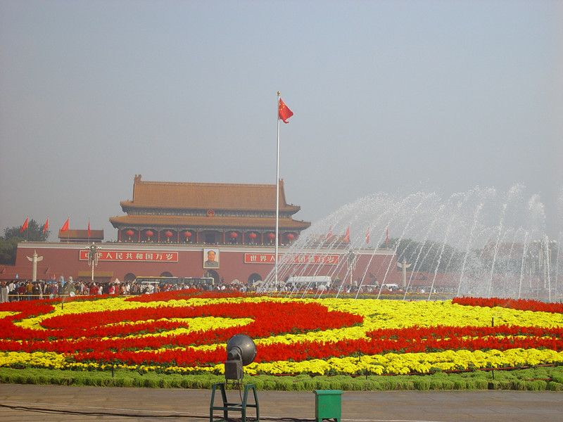 美丽的花卉扮靓国庆节的天安门广场