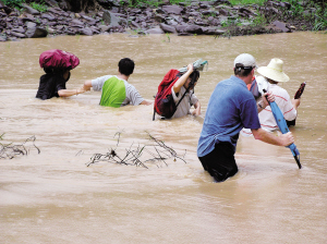 队员考察途中遇河水暴涨