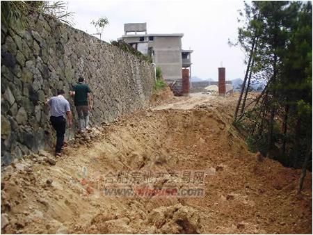 被毁的路面和违建的别墅