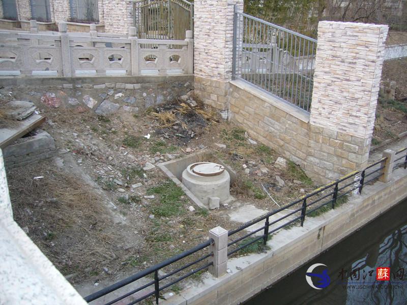 江苏泰州：化工厂黑水排入景观河 当地环保部门坐视不管
