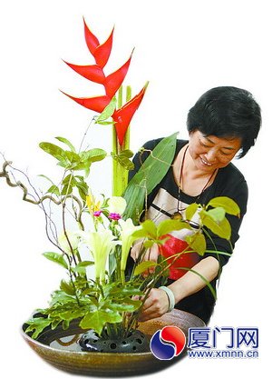 黄瑜勤与她的作品《初夏》