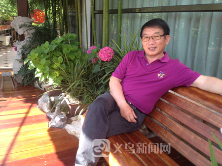 盛光荣说,尽管每天要为花花草草忙碌,但他每天都很快乐。