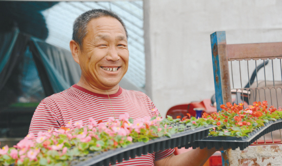 沈阳法库县：花卉俏销花农增收