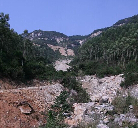 “青山挂白”的山体