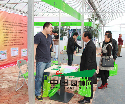 商户聚集在中国园林网展会,咨询会员合作
