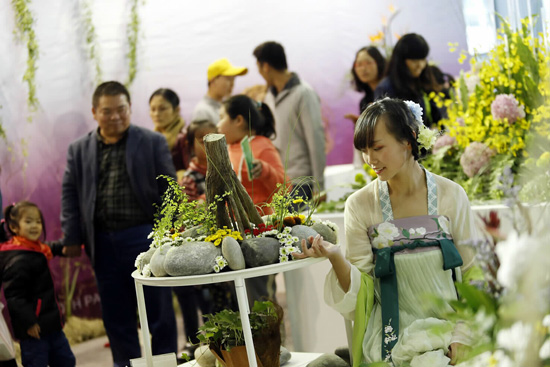 花艺比赛环节，一位美女装扮成“花仙子”