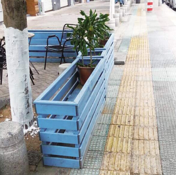花圃的花盆被偷走了