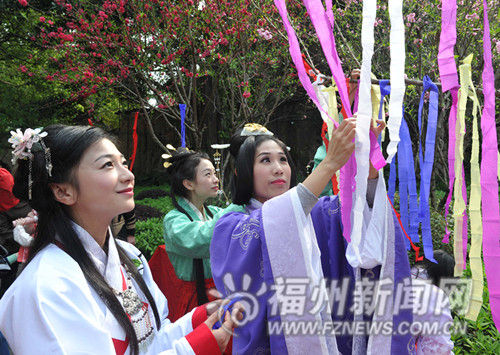 姑娘们穿上美丽古装，为百花神君祝寿