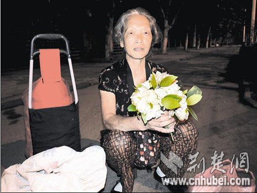 天还未亮,陈细莲婆婆就上街卖花了