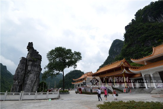 弄拉自然保护区风景秀丽，绿树成荫。