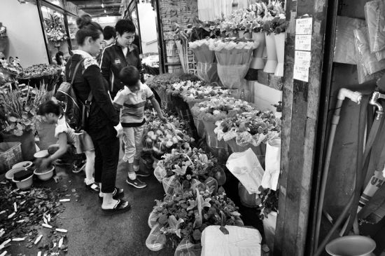 家长带着孩子到花店购买鲜花