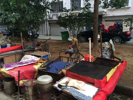 居民将车辆停在绿化带上