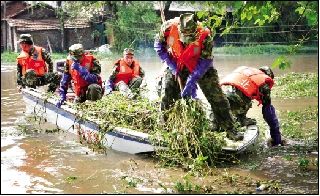 湖北：园林工砍树开路 挖机“入水”清淤