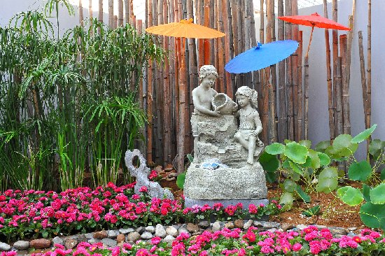 2013年中国山东省青州花博会展示花卉与雕塑